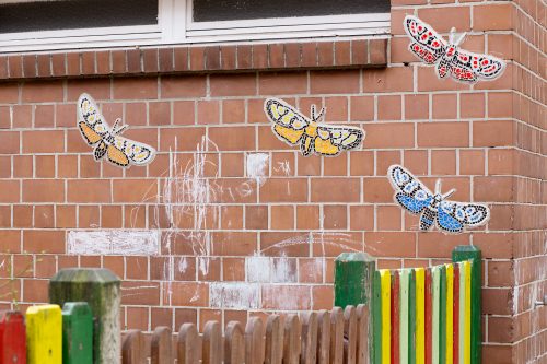 bunte Schmetterlinge an der Wand der Kita