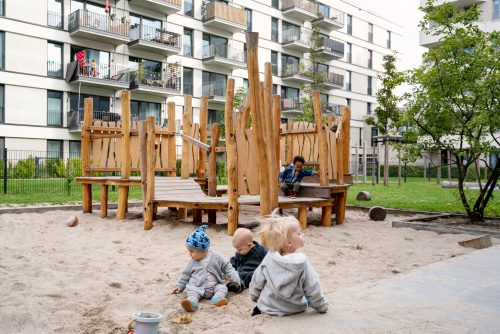 Kinder auf dem Spielplatz in der Kita Europacity