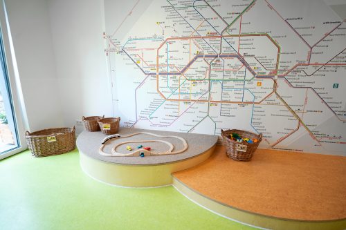 Ein Spielzimmer mit einer Tapete vom Berliner S-Bahnnetz