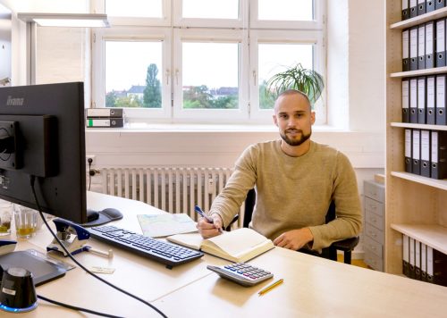 Eine Kita-Leitung in ihrem Büro