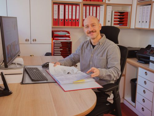 Eine Kita-Leitungskraft in ihrem Büro